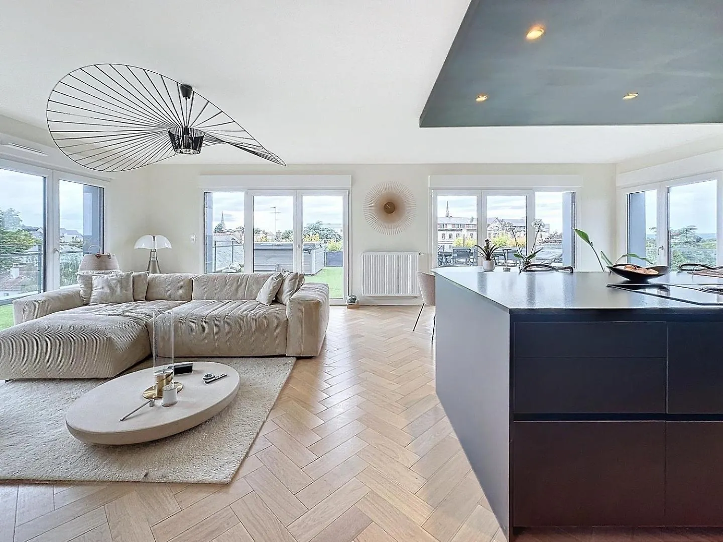 Апартаменты Luxurious Rooftop - 10Mins From Rennes Noyal-sur-Vilaine