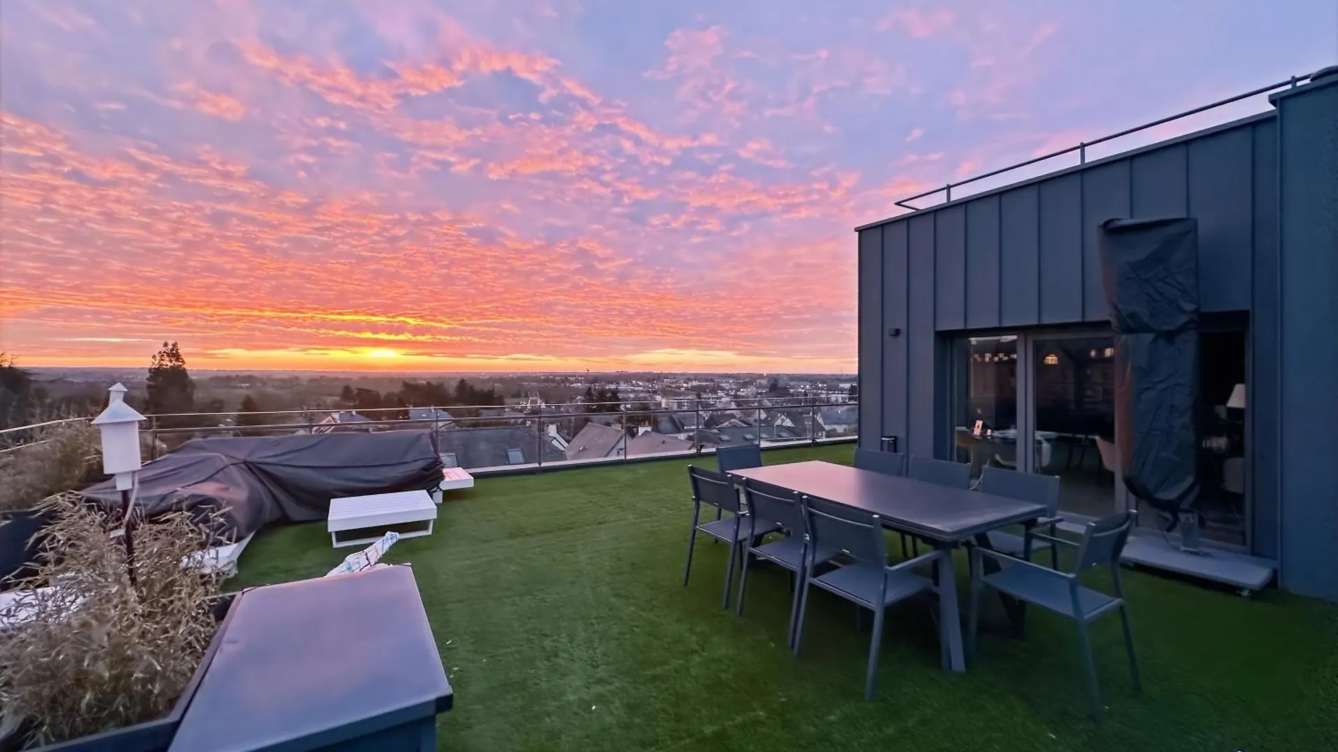 Апартаменты Luxurious Rooftop - 10Mins From Rennes Noyal-sur-Vilaine